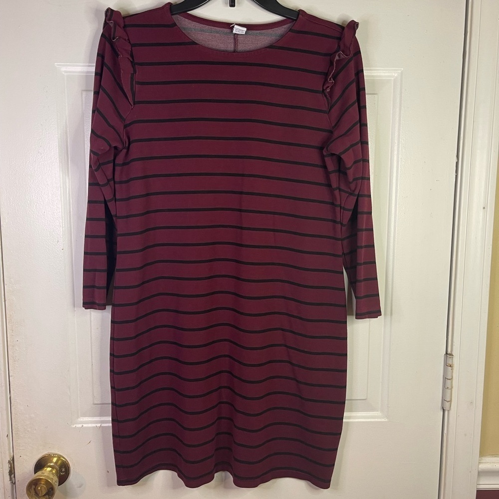 Old navy Striped shirt drew with ruffle on the shoulder.